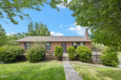 1021 Hilltop Cir, Sevierville, TN 37876