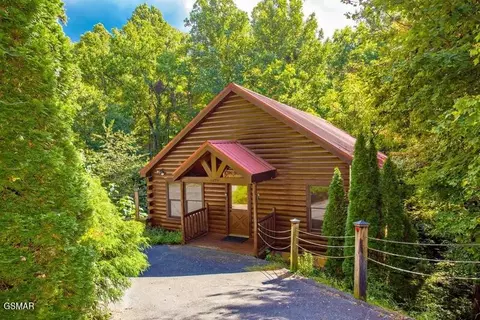 1624 W Ski View Dr, Sevierville, TN 37876