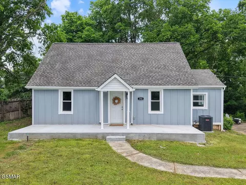 212 N Cedar St, Maryville, TN 37801