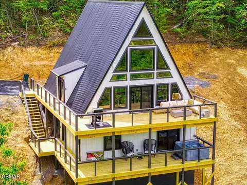 1856 Natures Ln, Sevierville, TN 37862