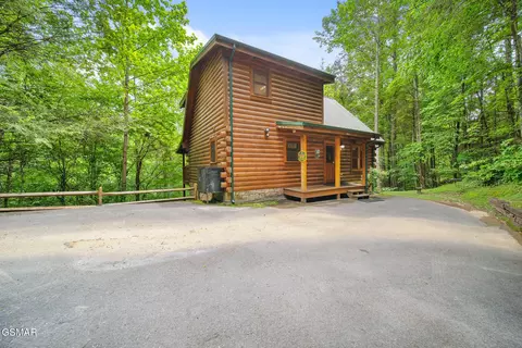 756 Yona Trail Way, Gatlinburg, TN 37738