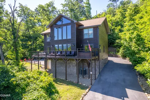 933 E Foothills Dr, Gatlinburg, TN 37738