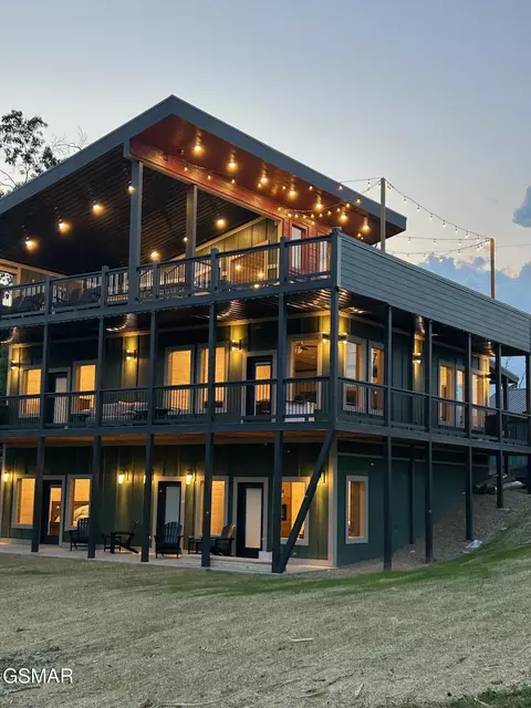 804 Crestwood Ln, Gatlinburg, TN 37738