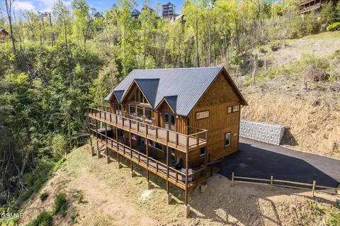 201 Laurel Oaks Way, Gatlinburg, TN 37738