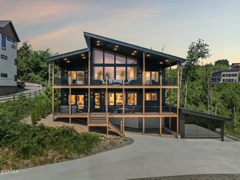 743 Village Loop Rd, Gatlinburg, TN 37738