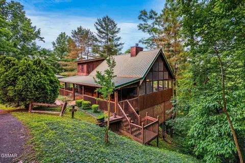 1704 Ridgecrest Dr, Sevierville, TN 37876