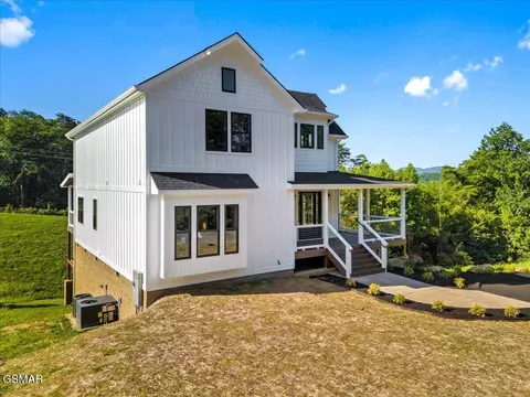 1121 Levi Glenn Ct, Sevierville, TN 37862