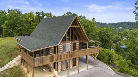 1065 Harbor Point Dr, Sevierville, TN 37876
