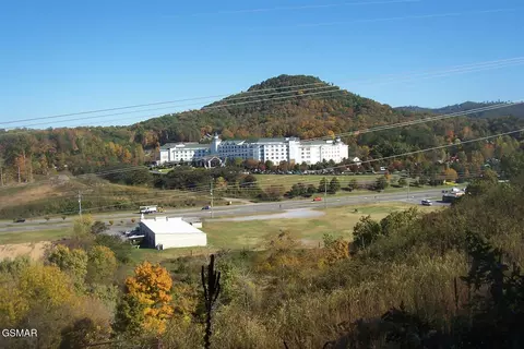 4 R Jake Thomas Rd # B, Pigeon Forge, TN 37863