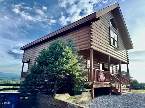1079 Towering Oaks Dr, Sevierville, TN 37876