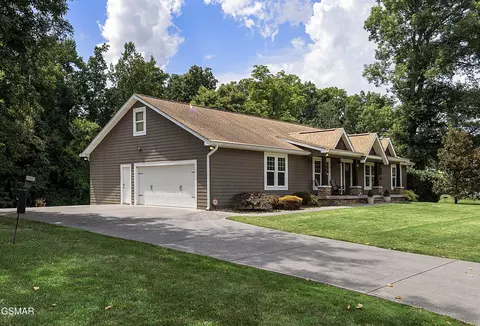 909 Claw Ln, Kodak, TN 37764