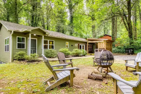 627 Red Bud Ln, Gatlinburg, TN 37738