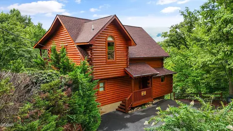 616 Deer Path Ln, Gatlinburg, TN 37738