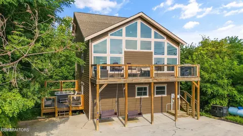 622 Wiley Oakley Dr, Gatlinburg, TN 37738