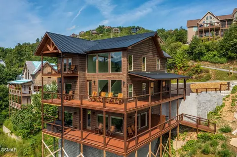879 Sourwood Dr, Gatlinburg, TN 37738