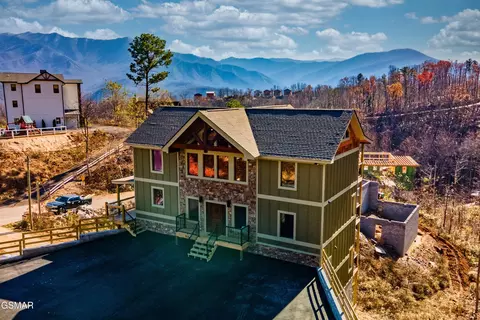 918 Elm Rd, Gatlinburg, TN 37738
