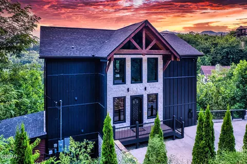 887 Sourwood Dr, Gatlinburg, TN 37738