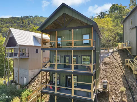 221 Chimney Tops Way, Gatlinburg, TN 37738