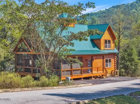 727 Nighthawk Way, Pigeon Forge, TN 37863