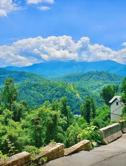 430 Greystone Heights Rd, Gatlinburg, TN 37738