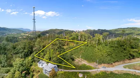 674 Woodland Dr, Gatlinburg, TN 37738