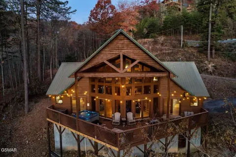 2732 Pine Crest Ln, Sevierville, TN 37862