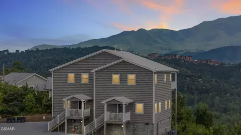 1156 Hemlock Dr, Gatlinburg, TN 37738