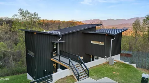 915 Smoky Ct, Gatlinburg, TN 37738