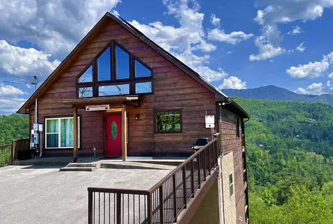 216 W Pinnacle Dr, Gatlinburg, TN 37738
