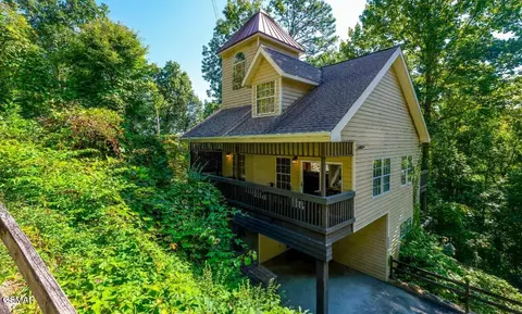 1429 Arbon Dr, Gatlinburg, TN 37738