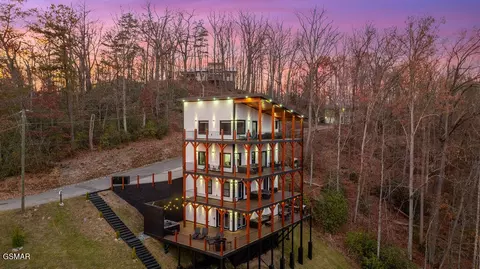 611 Ivy Rd, Gatlinburg, TN 37738