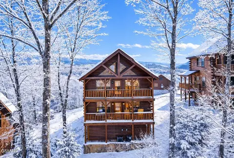 2853 White Oak Ridge Ln, Sevierville, TN 37862