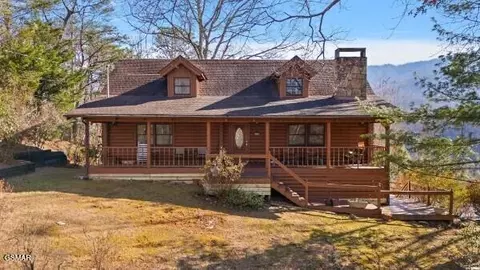 549 Geneva Dr, Gatlinburg, TN 37738