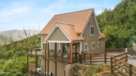647 Kristis Pl, Gatlinburg, TN 37738