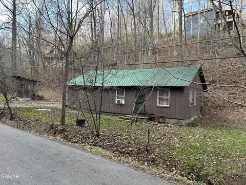 1053 Johns Branch Rd, Gatlinburg, TN 37738