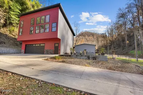 667 Turkey Nest Rd, Gatlinburg, TN 37738