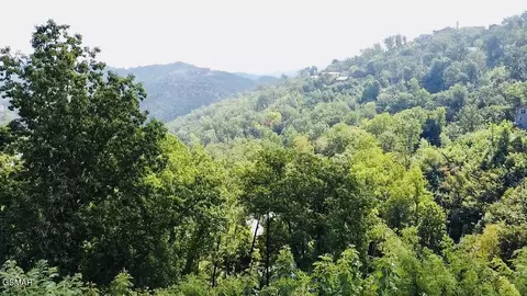670 Pinecrest Dr, Gatlinburg, TN 37738