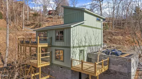 515 Woodland Dr, Gatlinburg, TN 37738
