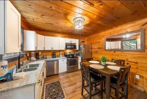 4151 Oak Ridge St, Pigeon Forge, TN 37863