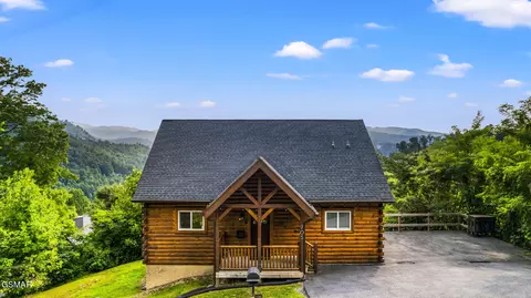 705 Ellis Ogle Rd, Gatlinburg, TN 37738