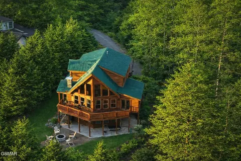 643 Forest Dr, Pigeon Forge, TN 37863