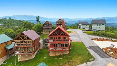 2042 Starr Crest Dr, Sevierville, TN 37876