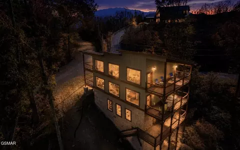 764 Chestnut Dr, Gatlinburg, TN 37738