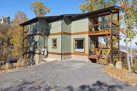 764 Chestnut Dr, Gatlinburg, TN 37738