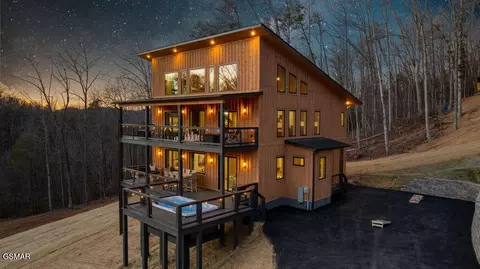 2221 Legend Dr, Sevierville, TN 37876