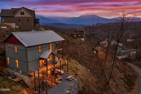 912 Aspen Ln, Gatlinburg, TN 37738