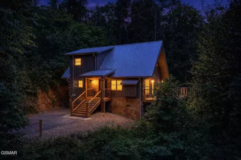 709 Spring Dr, Gatlinburg, TN 37738
