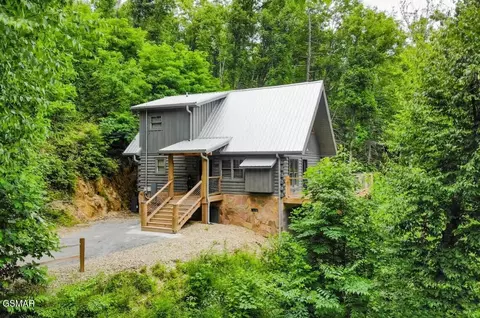 709 Spring Dr, Gatlinburg, TN 37738