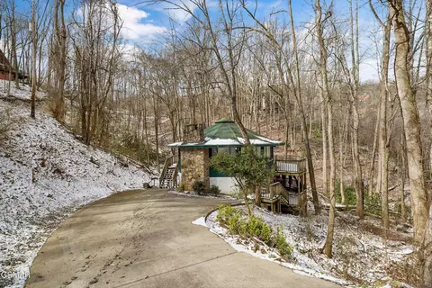 1321 N Baden Dr, Gatlinburg, TN 37738