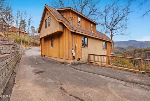 1443 Arbon Dr, Gatlinburg, TN 37738